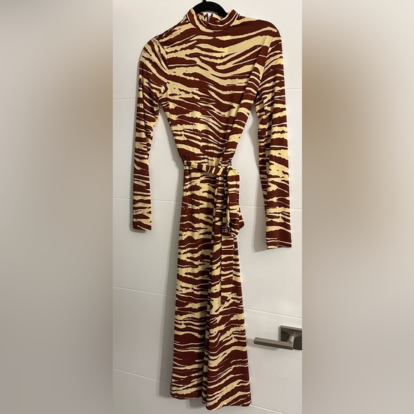 H&M Dresses & Skirts - H&M size medium animal print dress with belt